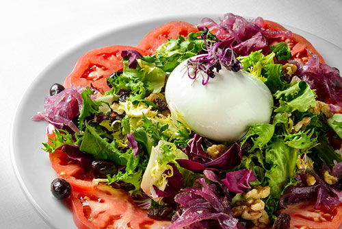 EMBOCA59333BajaRS Restaurante Emboca Sallent de Gállego. Ensalada de burrata